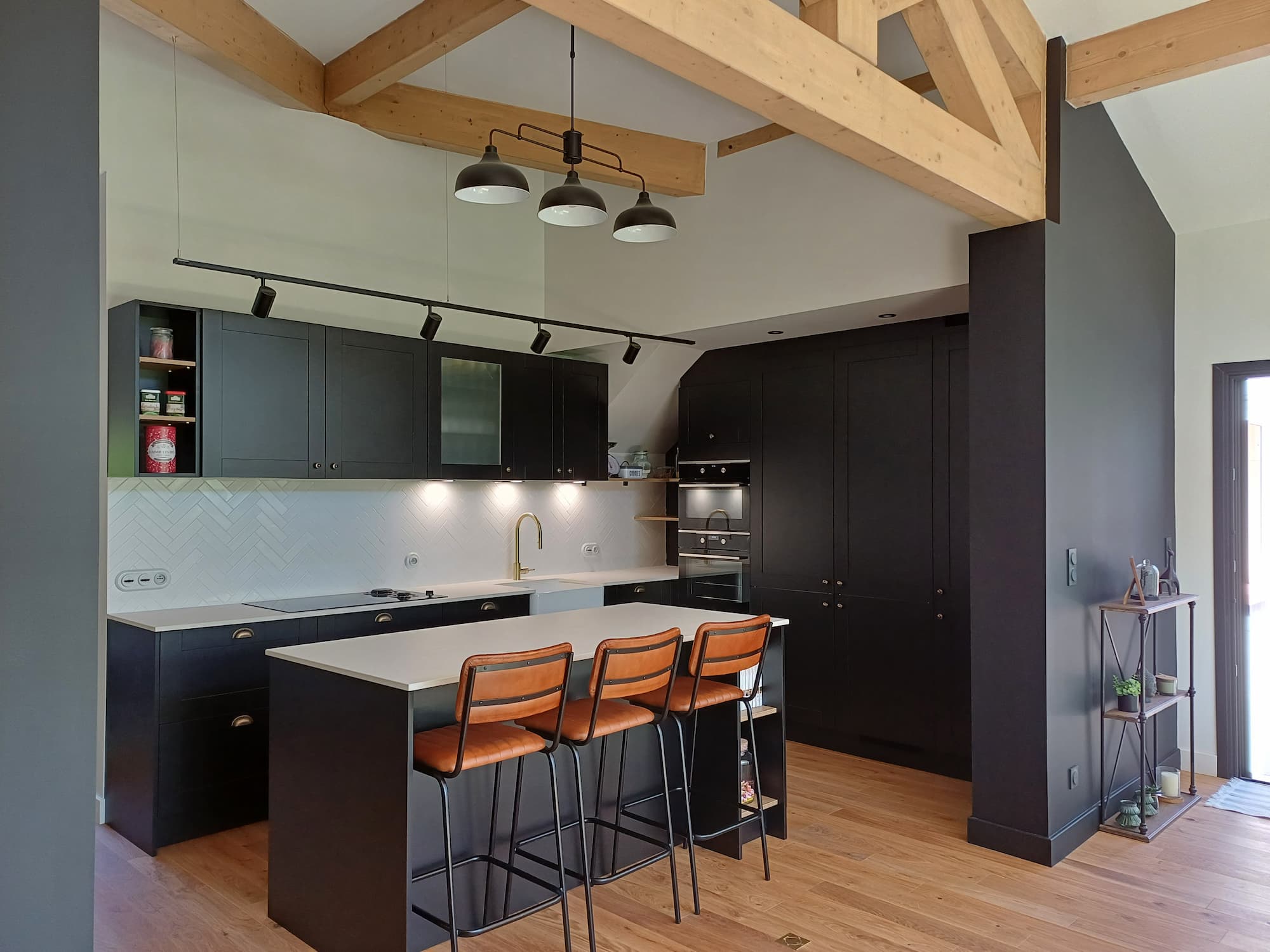 agencement d'une cuisine noire